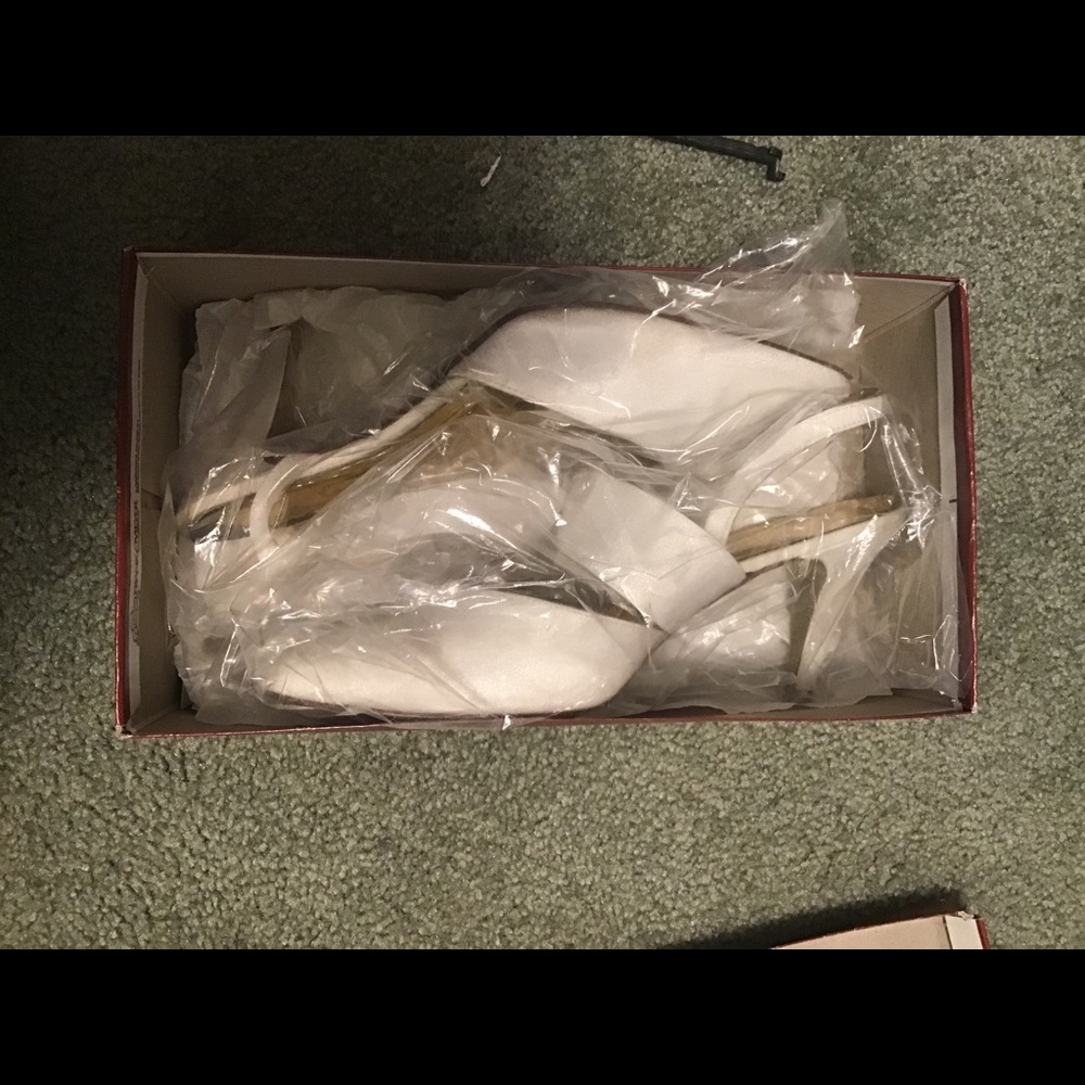 Women’s size 10 white dyeable 2 inch heels